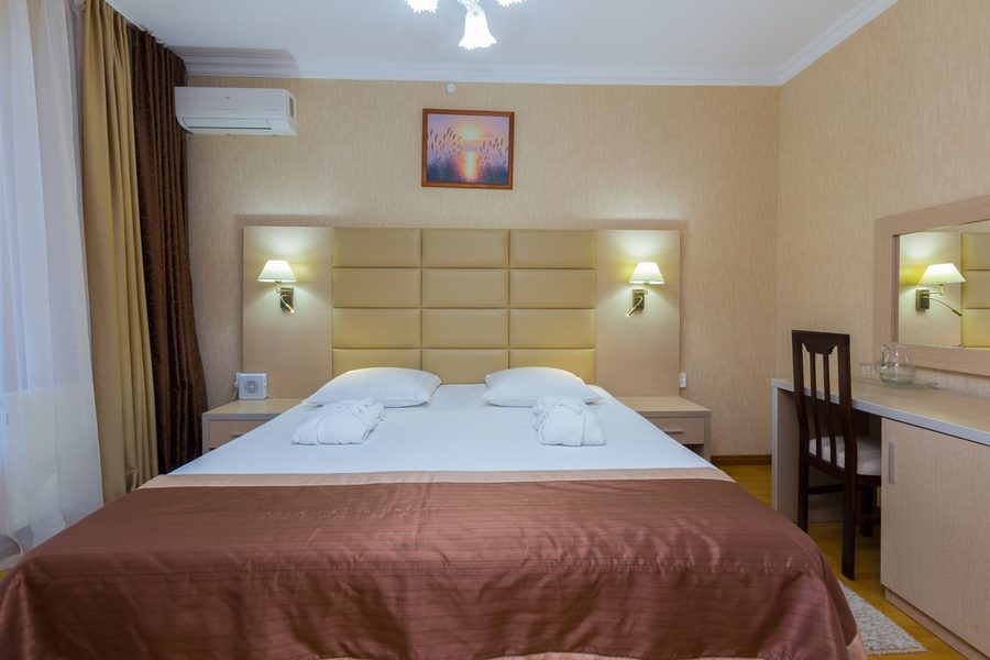 Спальня люкса: кровать, зеркало и рабочее место — фото 4