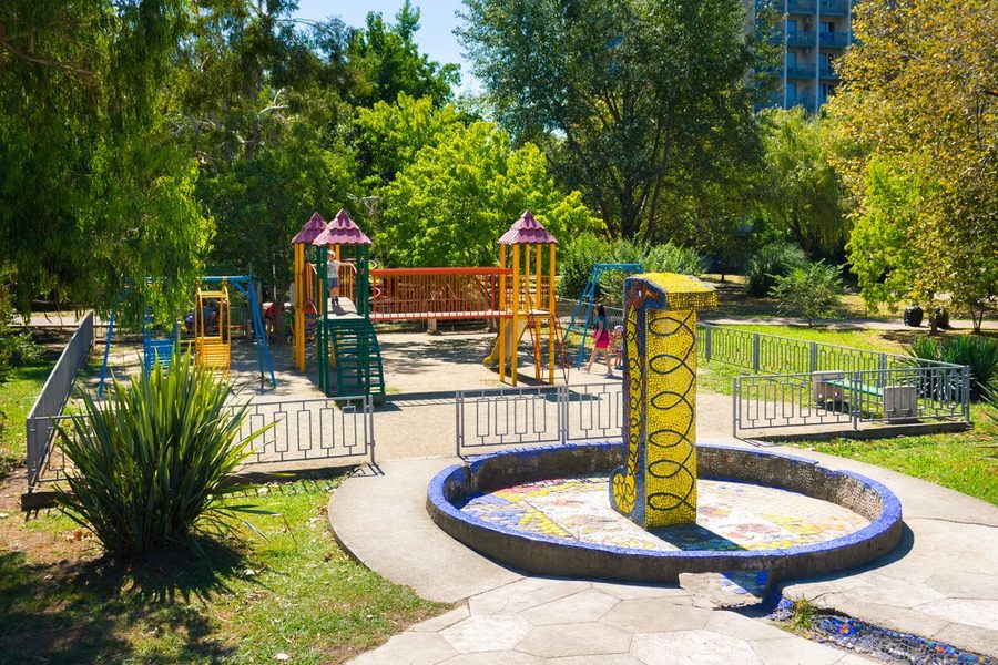 Открытая детская площадка с горкой и качелями — фото 5