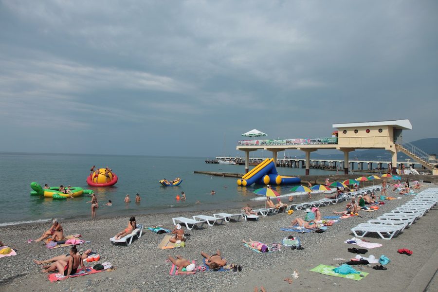 Пляж пансионата с пирсом и водными горками — фото 2