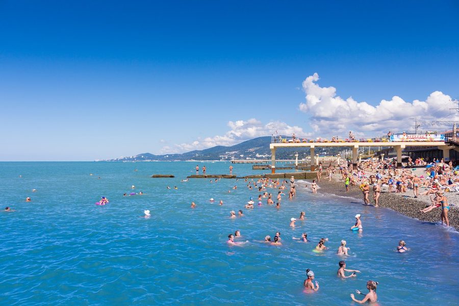 Чистое море и купающиеся гости пансионата — фото 8